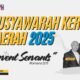 Gambar berjudul Musyawarah Kerja Daerah (MUKERDA) GPdI Australia 2025 menampilkan tema acara "Fervent Servants" dengan kutipan Alkitab Roma 12:11. Desain gambar menggunakan kombinasi warna kuning, hitam, biru, dan putih, dengan elemen grafis garis bergelombang di latar belakang yang melambangkan dinamika dan semangat pelayanan. Di sisi kanan gambar terdapat foto hitam putih para pemimpin GPdI Australia, termasuk Pdt. Jhonny Weol, Pdt. Max Meiruntu, Pdt. Ares Pasaribu, dan Pdt. David Muntu, dengan teks nama dan posisi mereka berwarna kuning untuk menyorot peran penting mereka dalam pelayanan. Teks utama "Musyawarah Kerja Daerah 2025" ditulis dengan font tebal berwarna kuning dan biru, mempertegas identitas dan tujuan acara.