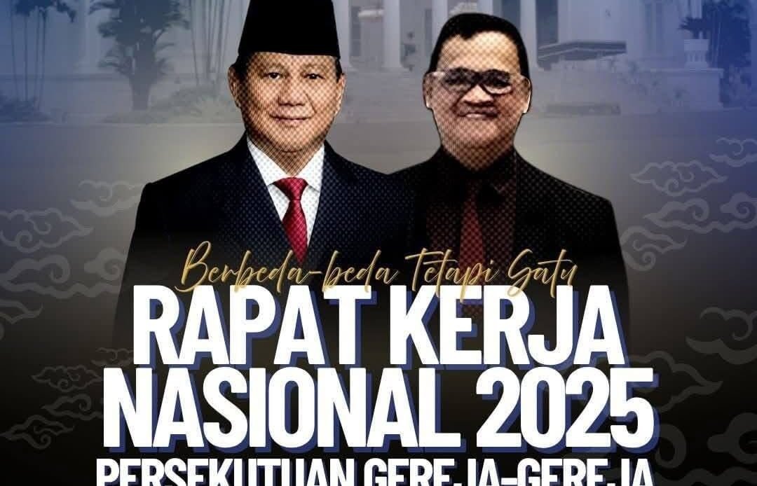 Desain poster resmi Rapat Kerja Nasional 2025 Persekutuan Gereja-gereja Pentakosta Indonesia (PGPI) dengan latar belakang Istana Negara berwarna abu-abu kebiruan. Di bagian atas kiri terdapat lambang Garuda Pancasila dan di kanan logo resmi PGPI bergambar api Roh Kudus. Poster menampilkan foto dua tokoh di bagian tengah, dengan teks besar putih bertuliskan “RAPAT KERJA NASIONAL 2025 PERSEKUTUAN GEREJA-GEREJA PENTAKOSTA INDONESIA”, serta tema emas “Berbeda-beda Tetapi Satu”. Bagian bawah menampilkan keterangan lokasi Novotel Mangga Dua Square Jakarta, 15–17 Oktober 2025 dan tulisan bahwa pembukaan Rakernas dilakukan oleh Presiden RI di Istana Negara. Desain ini memancarkan nuansa profesional dan nasionalis, sejalan dengan semangat persatuan gereja di Indonesia dan pelantikan Pdt Max Meiruntu sebagai Ketua PGPI Australia.